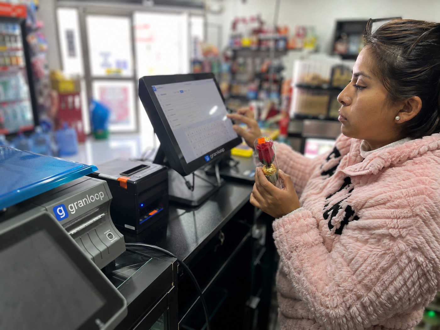 Leyla Barrios usando GranLoop en su minimarket de Santiago Centro